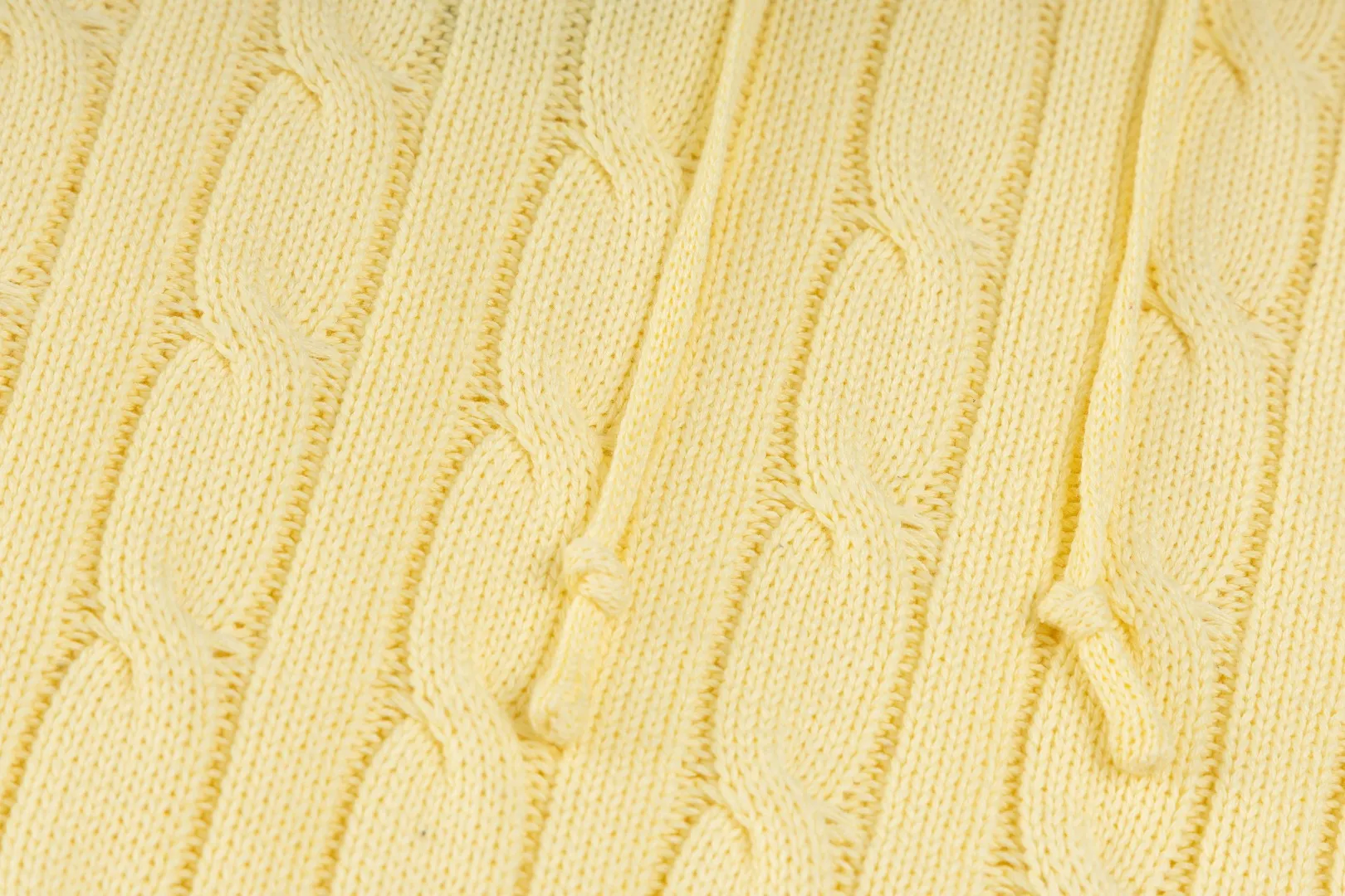P236 #R84 RALPH LAUREN Six-color classic hooded twist pullover sweater with high-density LOGO embroidery on the chest and original custom-made tag accessories. Made of pure cotton yarn, pure cotton is skin-friendly and comfortable, small label war horse embroidered twist hooded sweater 🐎 high quality, follow the blogger to learn how to wear it! Let’s buy a Ralph Lauren cable sweater. It’s a super hard-to-find series after it became popular. It’s hard to find one on the official website. It’s simple and practical to wear, with a lazy and loose feel. The thickened fabric has more texture, feels soft and delicate, and has a loose fit. Whether worn alone or layered, you can wear different styles of fashion with just one piece!   Size: S M L